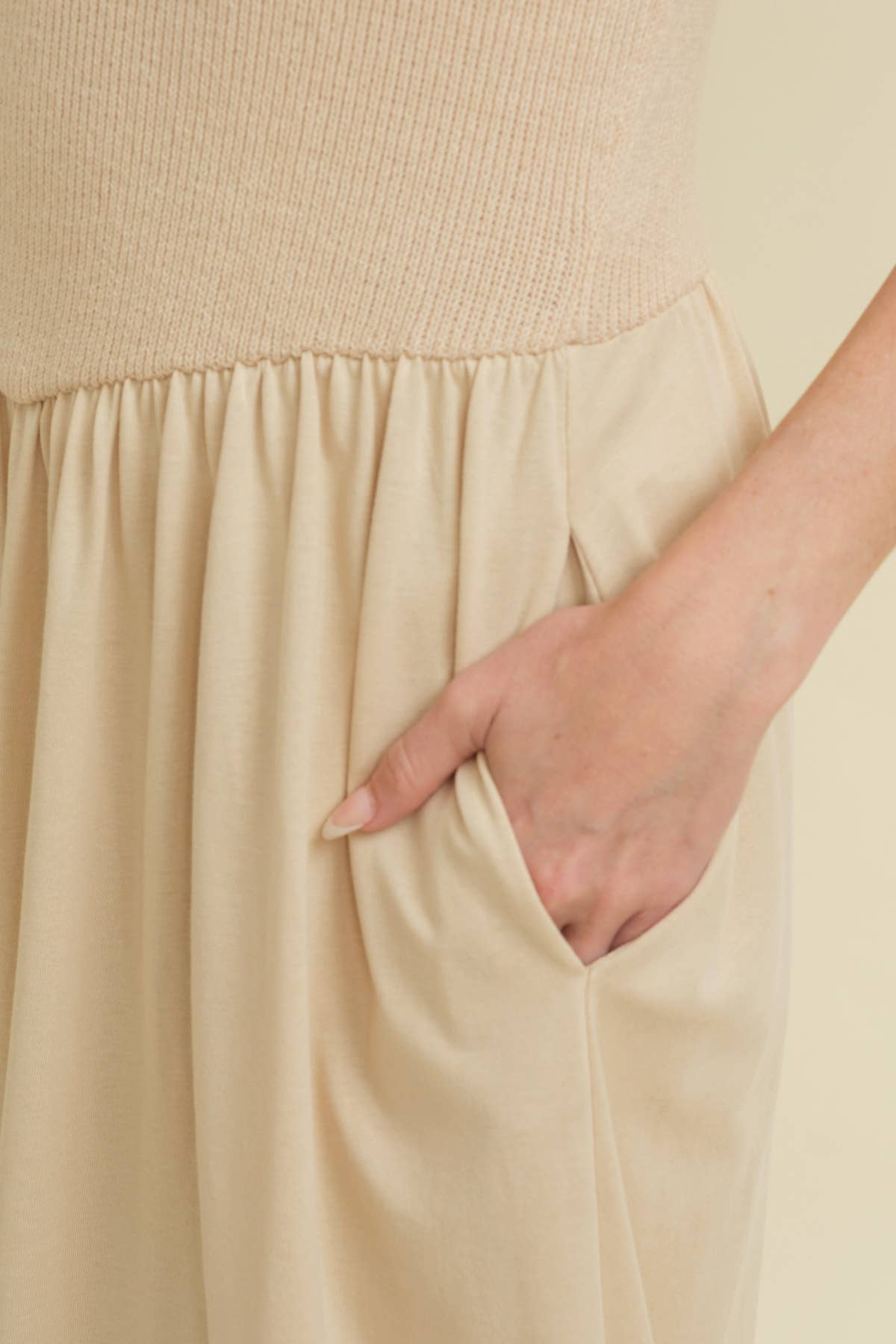 Cap Sleeve Contrast Pleated Midi Dress